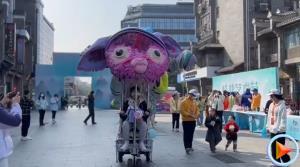山水有约 桂林有戏・桂林艺术节――桂林街头出现奇怪“动物”！你来看看，这到底是个啥？