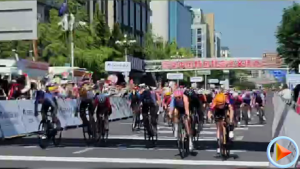 2023年环广西自行车赛桂林城市赛段女子赛冲线瞬间
